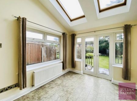 4 bedroom detached house to rent - Photo 2
