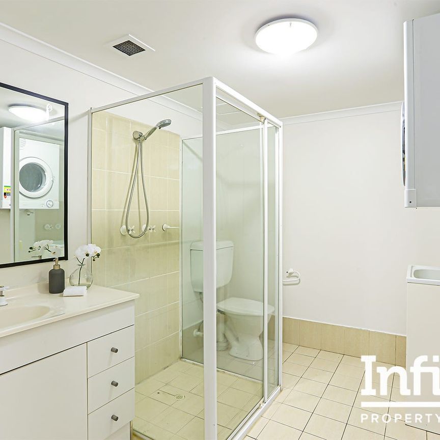 LARGE TWO-BEDROOM APARTMENT NEAR SYDNEY PARK - Photo 1