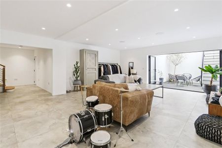 5 bedroom detached house to rent - Photo 3