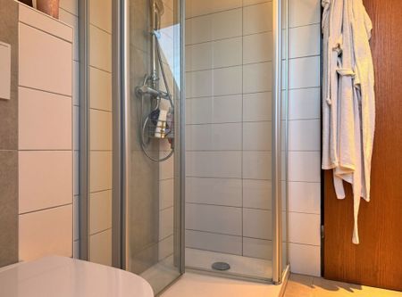 Charmante Dachgeschosswohnung mit Einbauküche, Balkon und Terrasse in ruhiger Lage von Großefehn - Photo 4