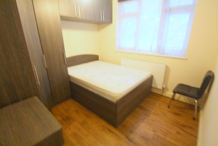 4 bedroom flat to rent - Photo 4