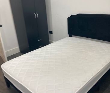 Room in a Shared House, Whitehorse Road, CR0 - Photo 2