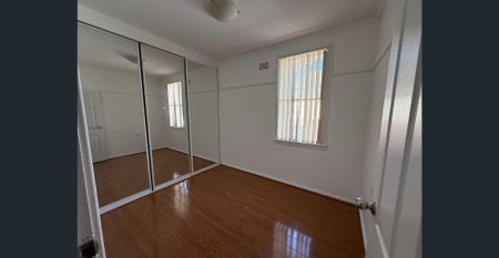 ✅ Freshly Painted & Ready! Sunny 3-Bed Home with Sunroom! - Photo 3