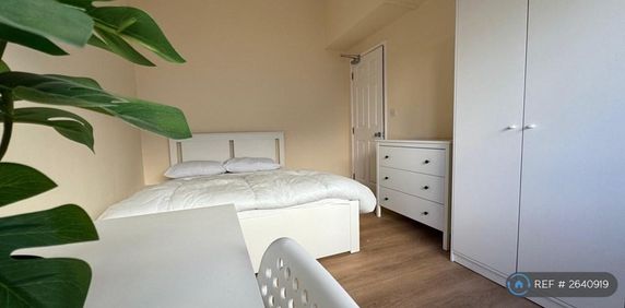 1 bedroom in a flat share to rent - Photo 2