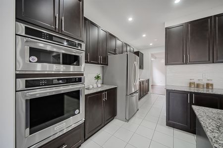 For Lease - 307 Reg Harrison Trail, Newmarket, Ontario - Photo 3