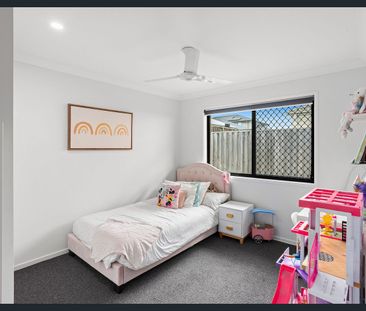 Lovely family home with multiple living areas and great backyard! - Photo 4