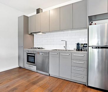Spacious Townhouse with Designer Kitchen, Study Nook & Secure Parking - Photo 3