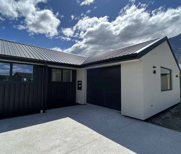 Spacious Three Bedroom Home - Photo 1