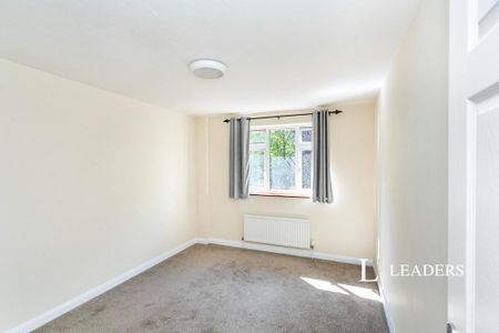 4 bedroom semi-detached house to rent - Photo 2