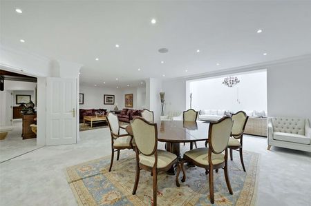 A captivating house of impeccable style and quality, decorated and presented to the highest order, available furnished. Set in a private road about a mile from central Gerrards Cross. - Photo 5