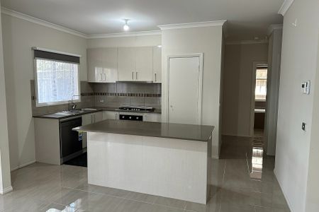 2/125 Fordholm Road, Hampton Park VIC - Photo 3