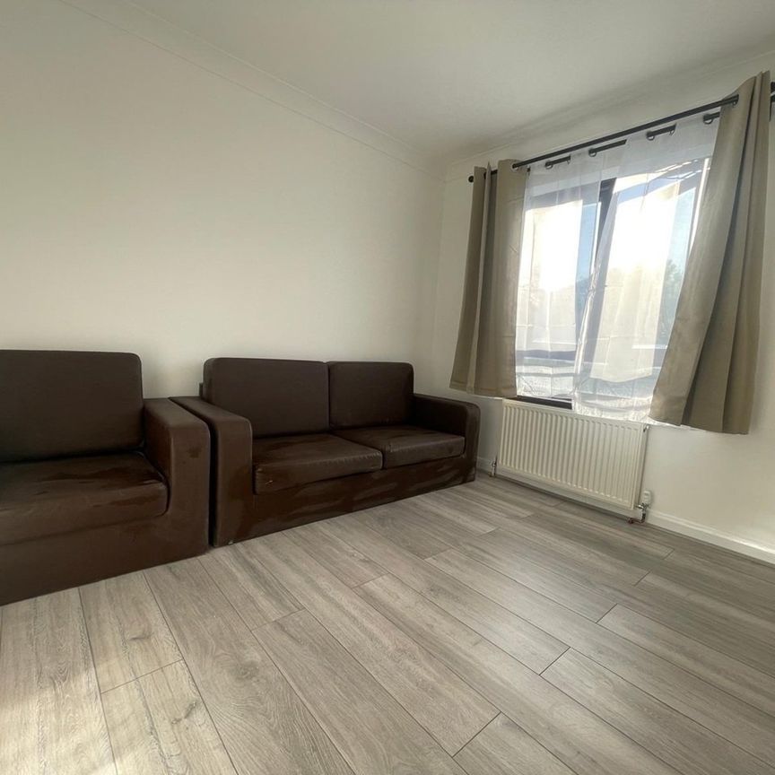 4 Bed Terraced House, Harrier Way, E6 - Photo 1