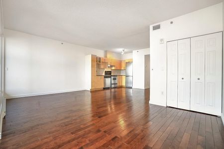 Le 400 Sherbrooke Ouest is located a few steps away from Montreal's Quartier des Spectacles. - Photo 4