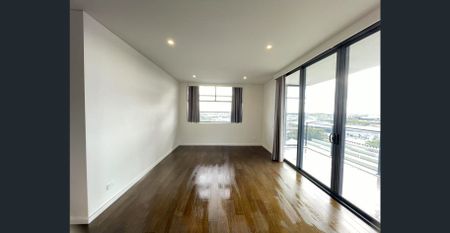 North facing 3 Bedrooms Apartment with Secure Parking! - Photo 2