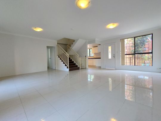 Large 4 Bedroom Townhouse - Photo 1