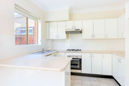 Bright & Breezy Two Bedroom Apartment - Photo 2