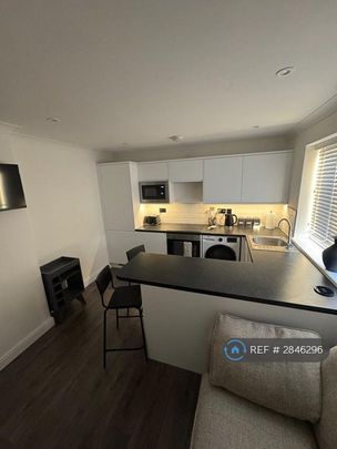 1 bedroom in a flat share to rent - Photo 1