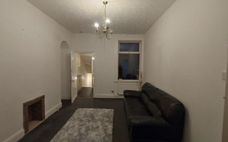 3 bedroom flat to rent - Photo 4