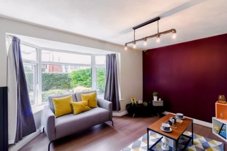 5 Bed 2 Bath - Photo 2