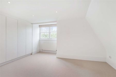 Well proportioned and immaculately presented family home with off-street parking - Photo 5