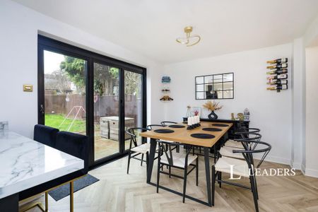 4 bedroom detached house to rent - Photo 2