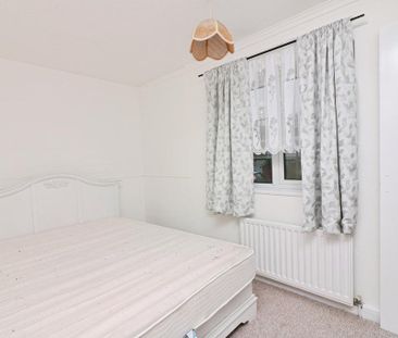 3 bedroom end of terrace house to rent - Photo 2