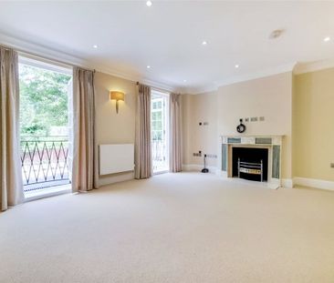 A well presented unfurnished three/four bedroom house with an abund... - Photo 2