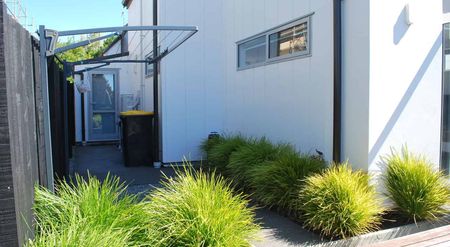 Modern 3BR Townhouse in St Albans - Photo 2