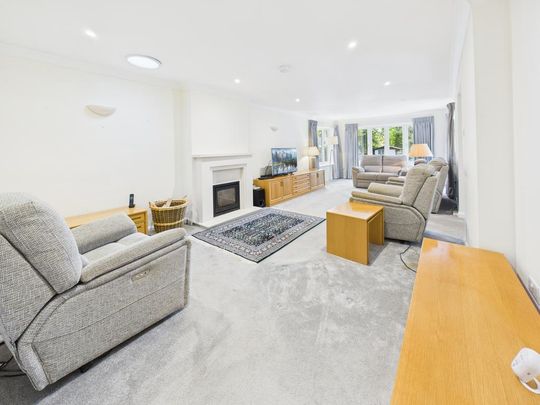 5 bedroom bungalow to rent - Photo 1