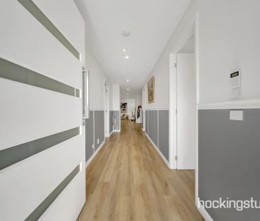 LUXURIOUS FAMILY HOME - Photo 2