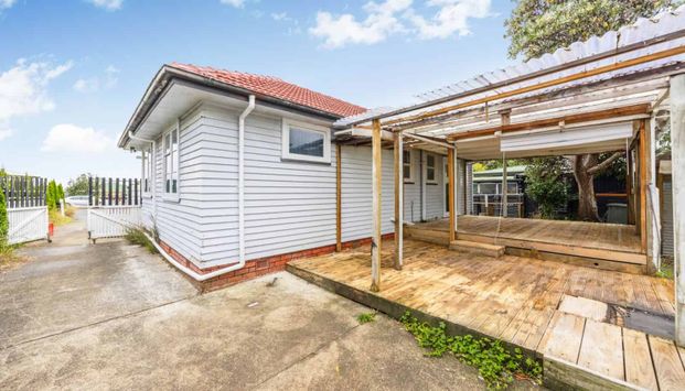 Centrally Located in Desirable New Windsor! - Photo 1