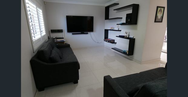 Townhouse for Rent (3 Bedrooms, 2 Bathrooms) - Photo 1