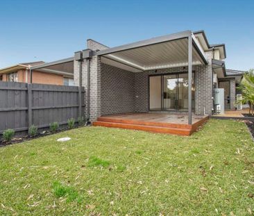 Luxury home backing onto the golf course - Photo 1