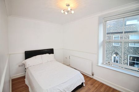 2 bedroom Flat To Let - Photo 2