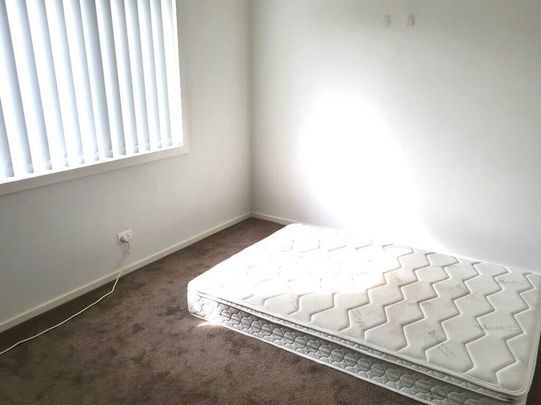 Cobblebank - Photo 1