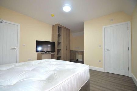 Worple Avenue, Staines-upon-thames, TW18 - Photo 2