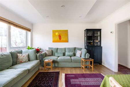 St. Georges Avenue, Weybridge, Surrey, KT13 flat to rent - Photo 2