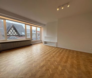 Ruim volledig vernieuwd appartement met garage en kelder. - Photo 1