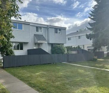 Cozy Townhouse in Quiet Neighborhood | Edmonton - Photo 1