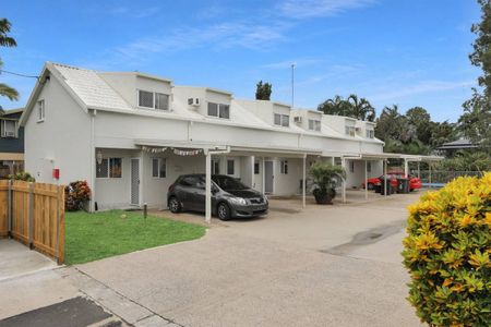 Fully Air Condiitoned Townhouse - Gated Complex - Pool - Photo 3