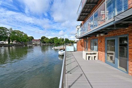 Superb furnished apartment in outstanding riverfront location with views to Windsor Castle over the River Thames. - Photo 2