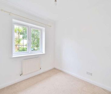 Rosslyn Park, Weybridge, Surrey, KT13 - Photo 2