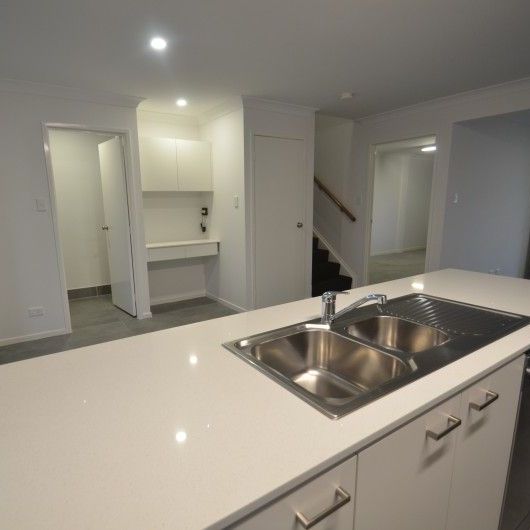 (Break Lease) VERY NEW 3 BED TOWNHOUSE FOR RENT - Photo 1