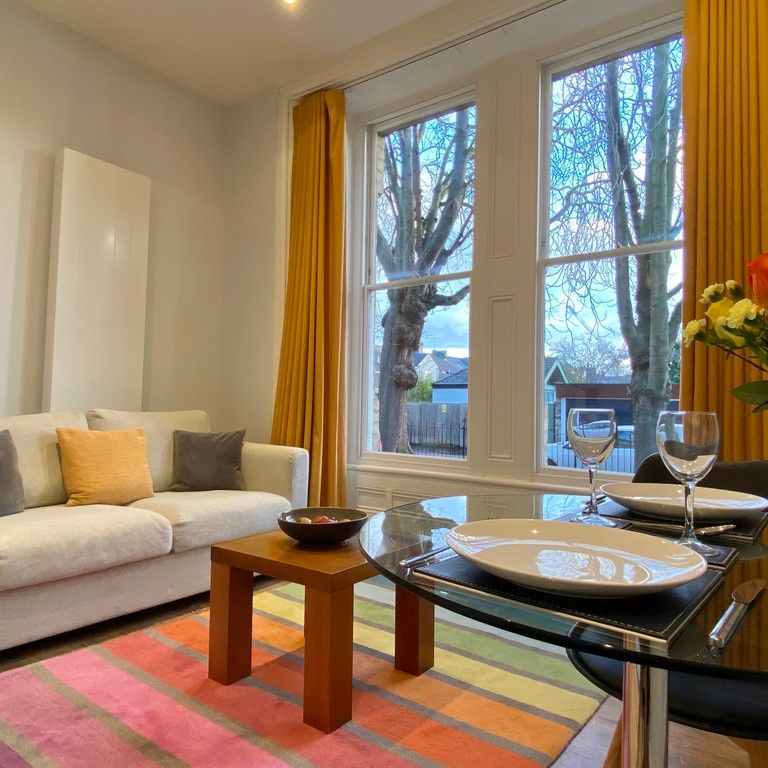 Fully furnished one-bedroom apartment on Hooper Street offers a cosy living area and the convenience of on-site parking. Ideally located a mile from Cambridge City Centre, with a pleasant walk through the green space of Parker's Piece. - Photo 1