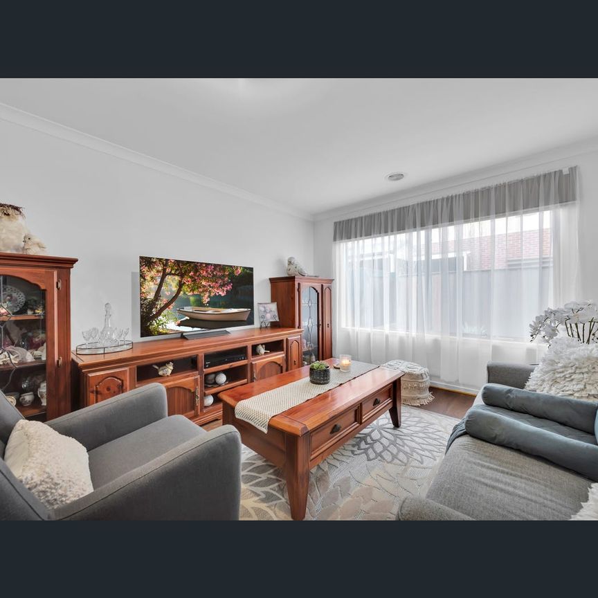 4 Fleuve Rise, Clyde North, Vic 3978 - Photo 1