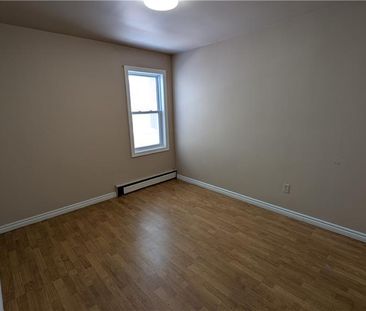 250 HIGHLAND Road W Unit# 2 MAIN RIGHT SIDE, Stoney Creek, Ontario,... - Photo 5