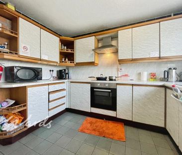 1 bedroom in a flat share to rent - Photo 5
