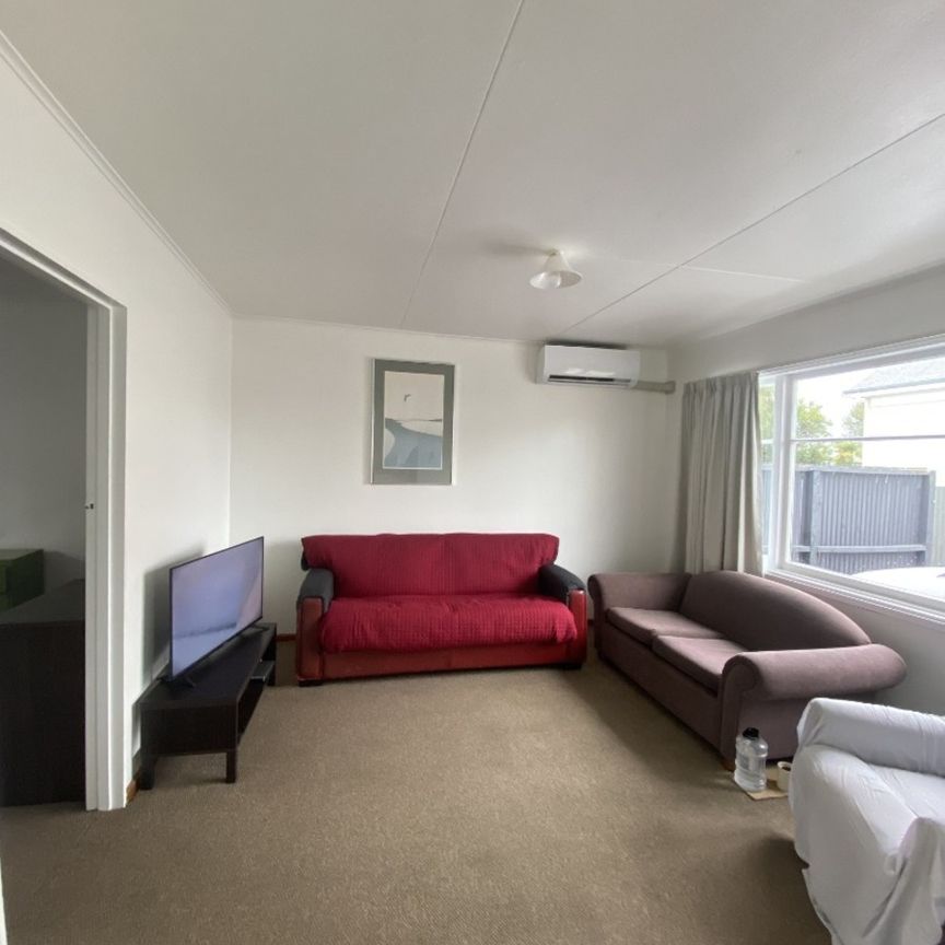 Modern, tidy and sunny unit in a great location. - Photo 1