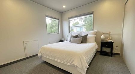 Easy-Care 3 Bedroom Home in the Heart of Ellerslie - Photo 2