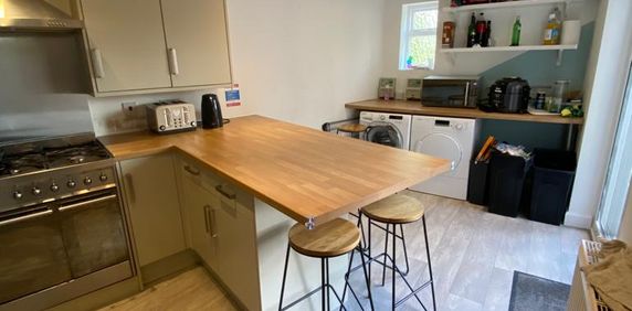 🌄Unbeatable Views From The Garden And Bedrooms, In Highly Sought After Residential Area! Benefiting From Links To M40 Close By🌄 Room 5 - Photo 2